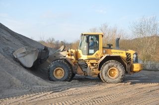 Testimonial Friedrich Schutt, Loaders loading from pile